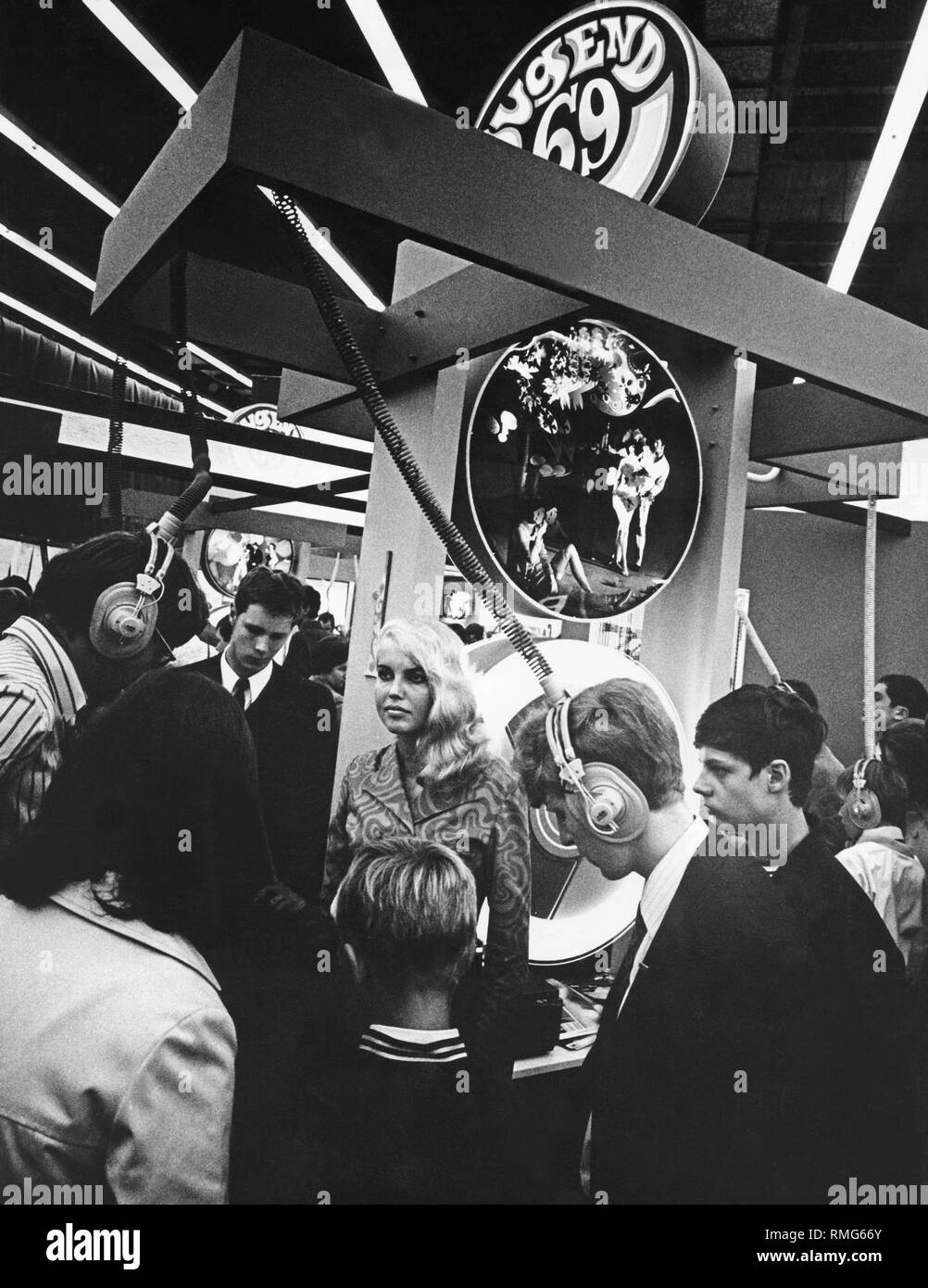 Les adolescents fréquentent le Teenage Fair, une foire pour les jeunes, au centre des expositions de Düsseldorf. Banque D'Images