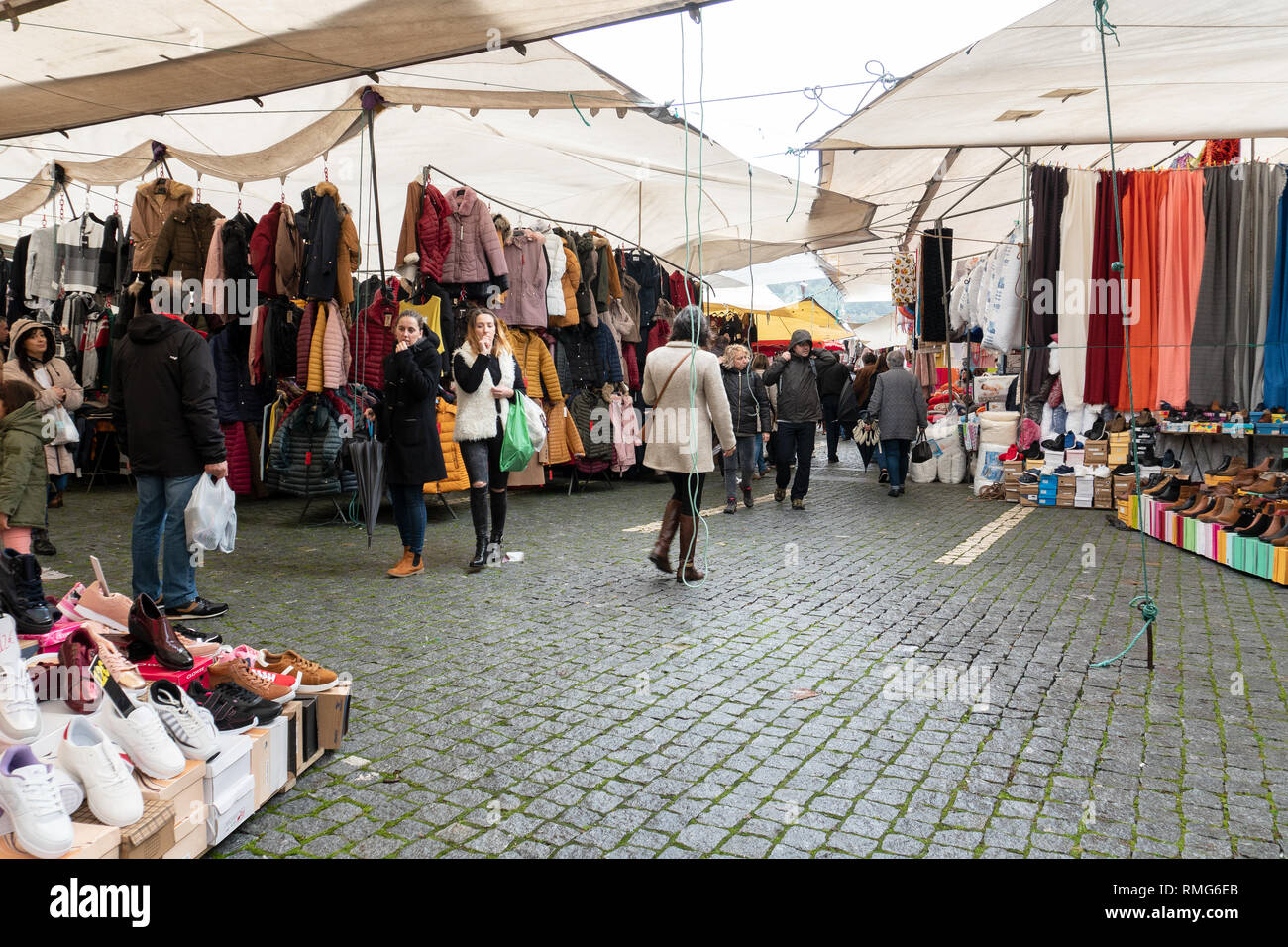 Jour de marché en plein air portugais sur jour de pluie Banque D'Images