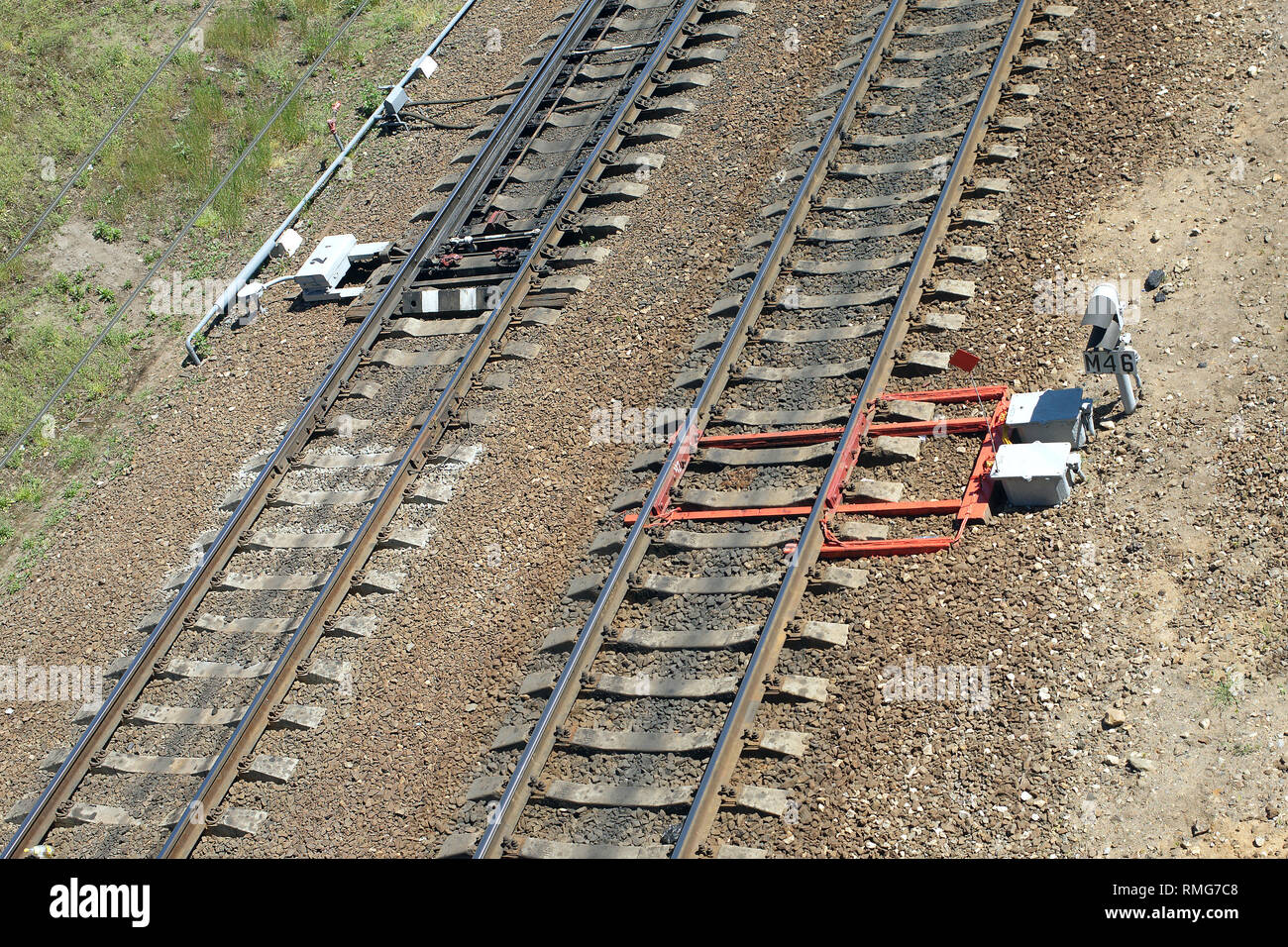 Voie ferrée sur traverses en béton, des flèches et des équipements de voies vue diagonale Banque D'Images