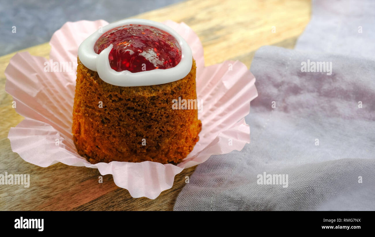 Runeberg's cake ou tarte. Un dessert traditionnel finlandais et pâteuse. Le nom appelé gâteau Runebergin torttu. Jolie table. Banque D'Images
