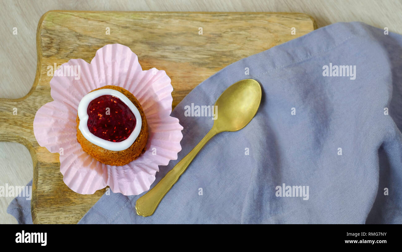 Runeberg's cake ou tarte. Un dessert traditionnel finlandais et pâteuse. Le nom appelé gâteau Runebergin torttu. Jolie table. Banque D'Images