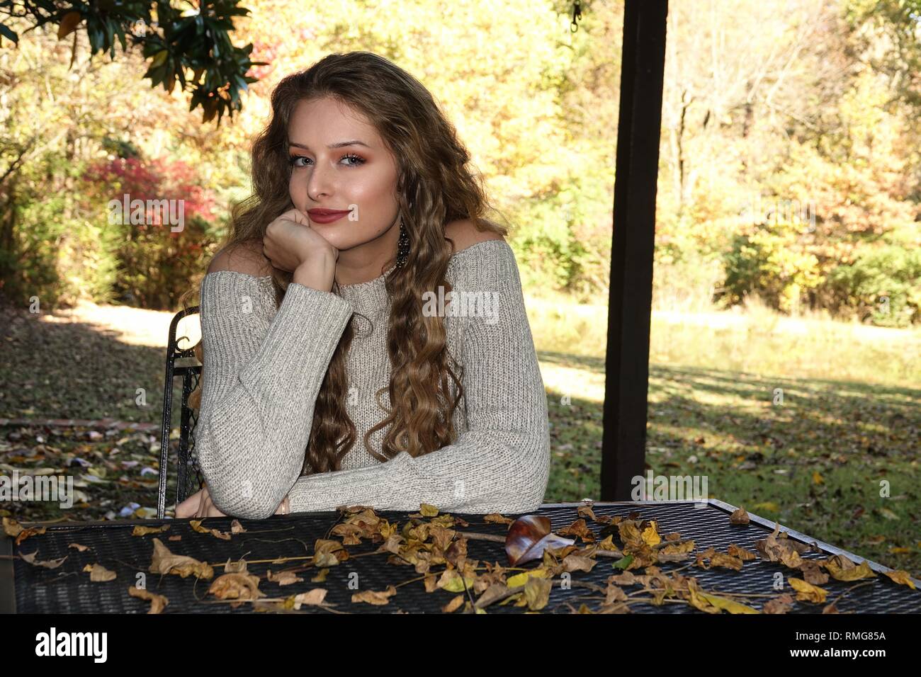 Beautiful Country Girl dans un pays de l'automne Banque D'Images