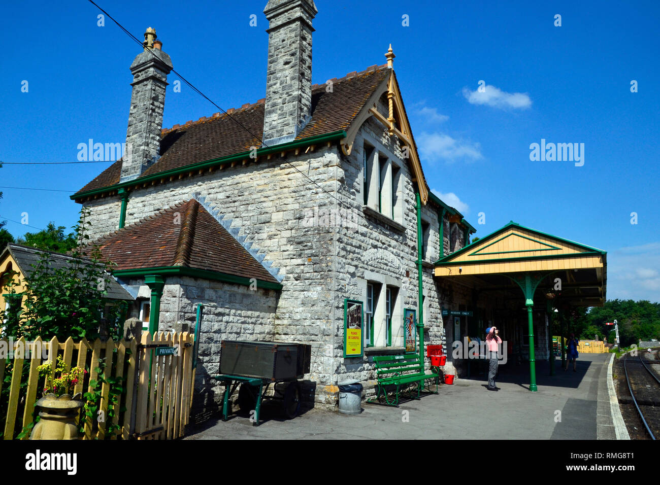 Château de Corfe Station sur le chemin de fer Swanage, Swanage, à l'île de Purbeck, Dorset, UK Banque D'Images