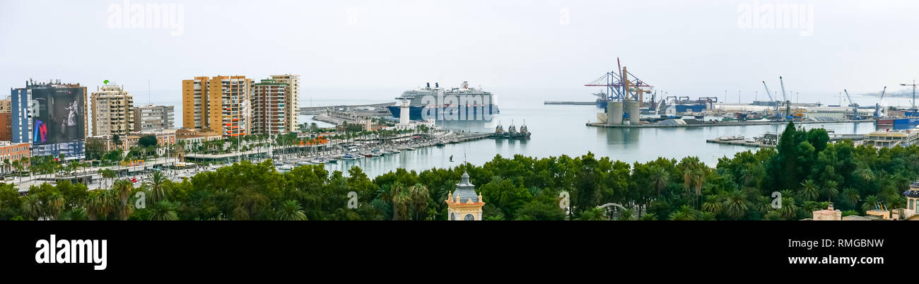 Le port de Malaga Panorama avec German passenger ship Mein Schiff et grues portuaires, Malaga, Andalousie, Espagne Banque D'Images