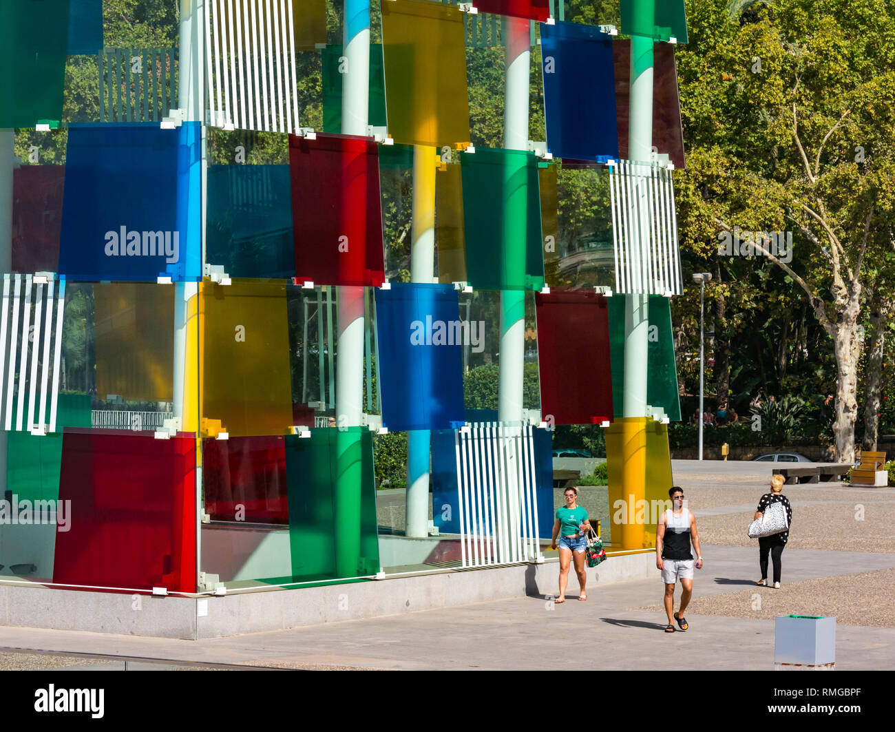 Les gens en passant devant le Centre Pompidou, Malaga, Andalousie, Espagne Banque D'Images