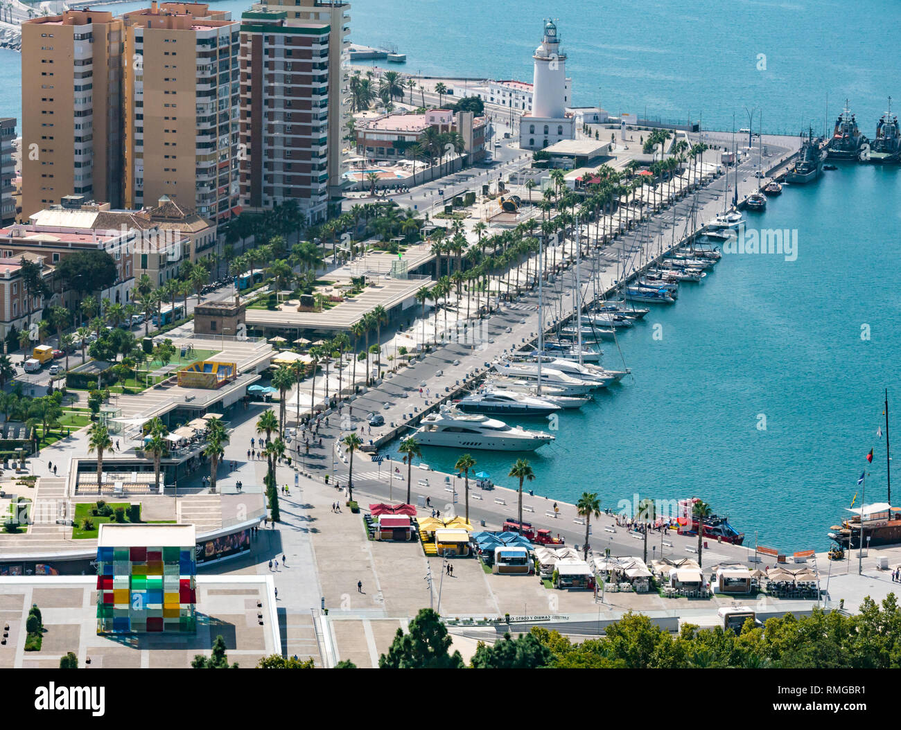 Vu de dessus du port avec bateaux amarrés, Centre Pompidou et phare, Malaga, Andalousie, Espagne Banque D'Images