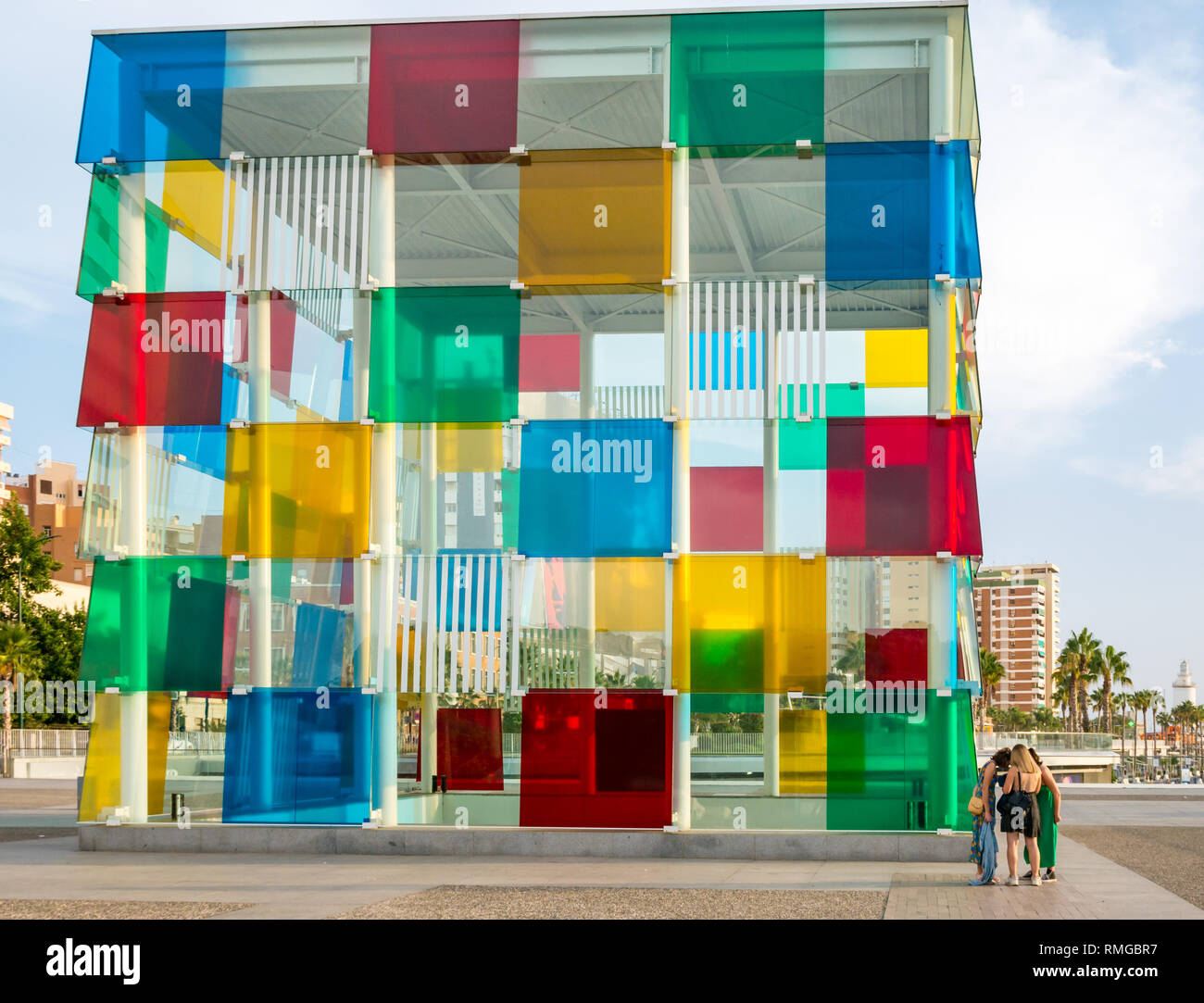 Les femmes conférant à côté du Centre Pompidou, Malaga, Andalousie, Espagne Banque D'Images