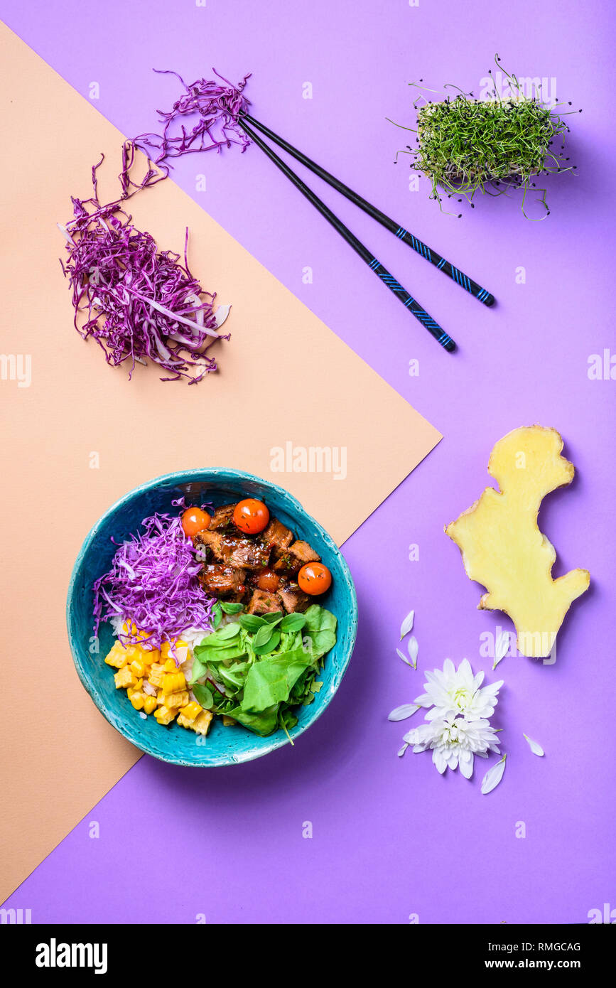 Poke asiatique bol avec du riz, de la viande, de la viande bovine et d'ingrédients. Alimentation nourriture. Vue d'en haut. Mise à plat. Banner l'espace libre. Banque D'Images