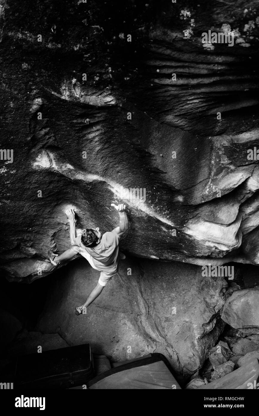 L'escalade, le bloc. Sur l'athlète masculin beaux rochers. Sports en plein air, de style de vie. Destination Voyage Suisse, la magie du bois. Banque D'Images