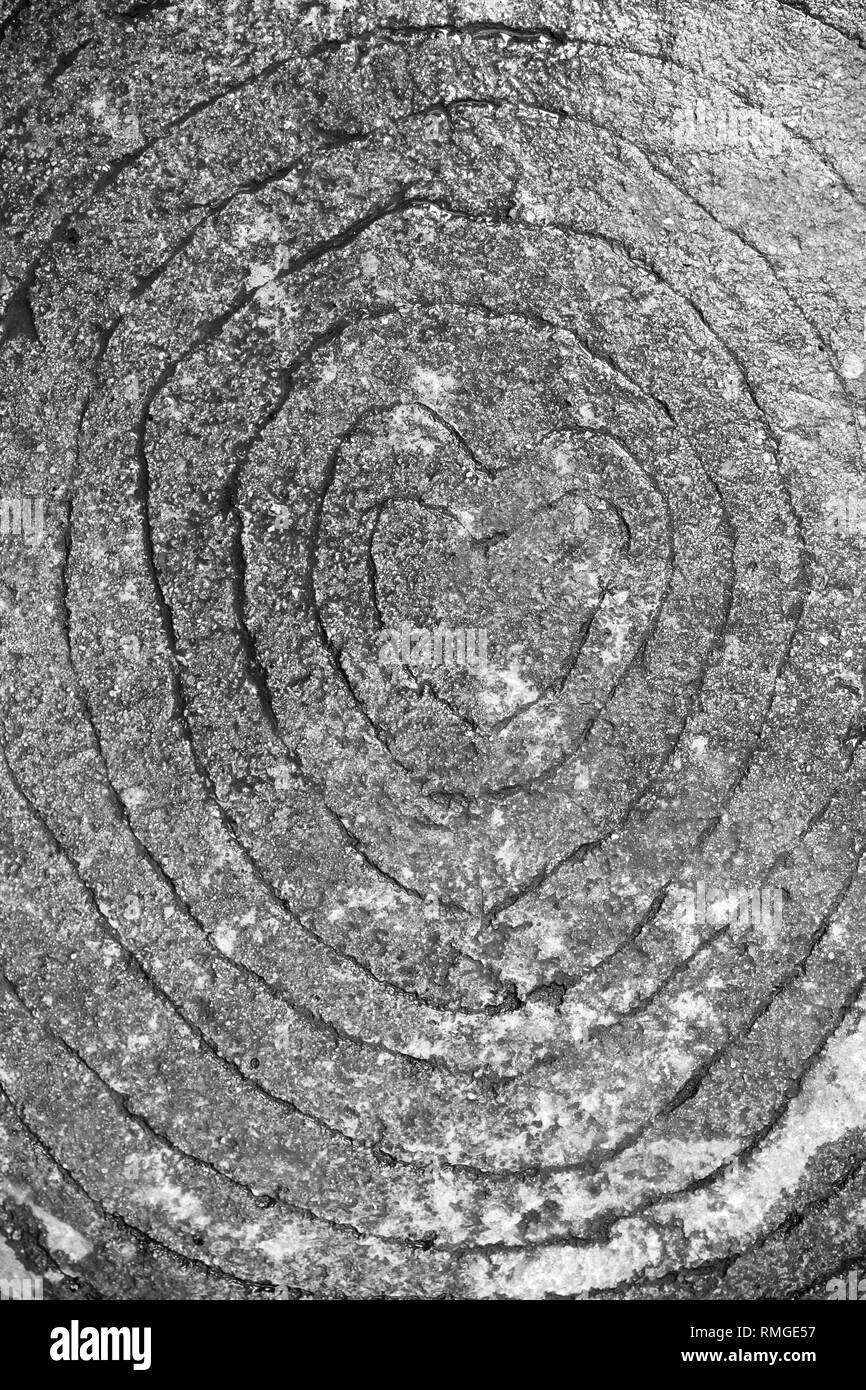 Plaque en pierre avec de nombreux cercles ronds et forme de coeur au milieu Banque D'Images