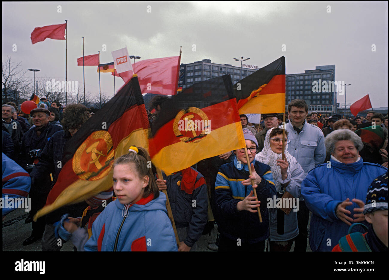 Campagne électorale du PDS à Alexanderplatz à Berlin Est. Le 18 mars 1990 ont lieu les premières élections libres à la Chambre du peuple de la RDA. Ici, les participants du rallye pendant le discours du président de la PDS, Gregor Gysi. Banque D'Images