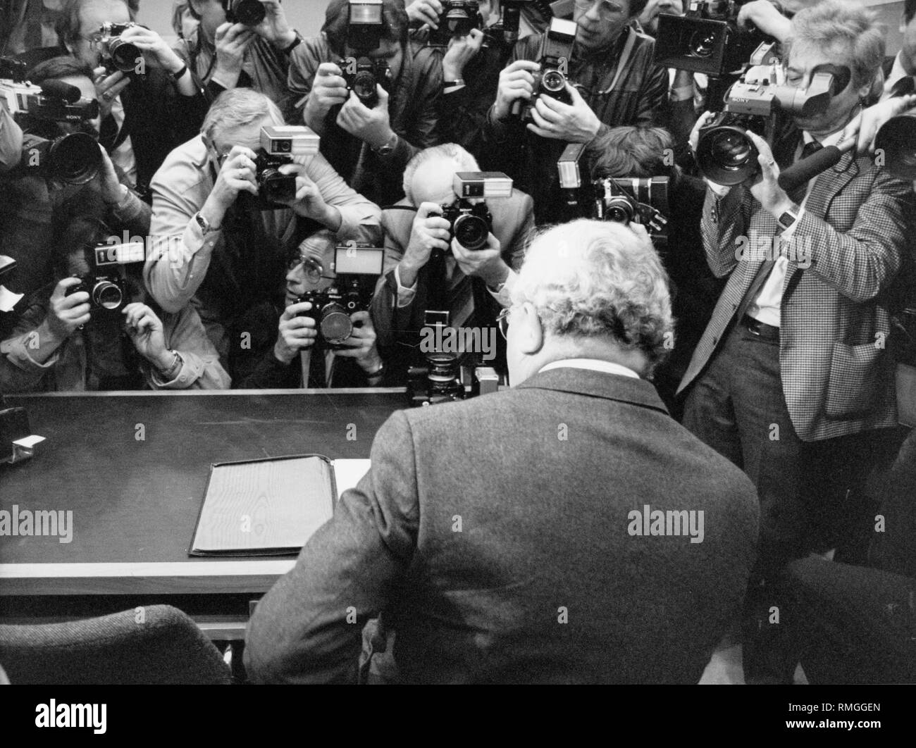 Rainer Barzel avant son témoignage devant la commission d'enquête sur les dons d'un parti politique. Banque D'Images