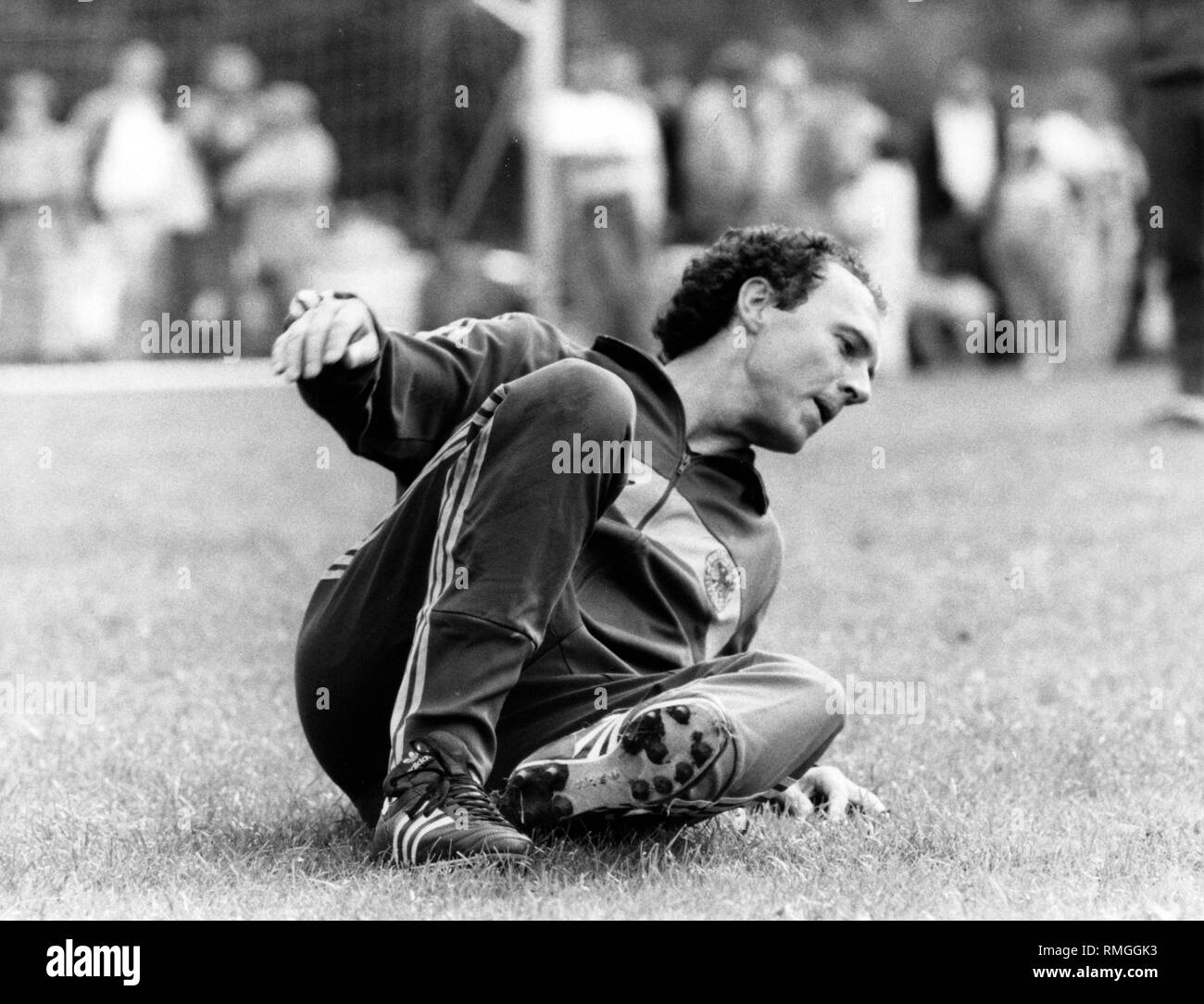 Franz Beckenbauer tombe au sol au cours de la pratique correspond à une partie de la formation de l'international football joueurs dans Erbismuehle pour le match contre le Danemark. Banque D'Images
