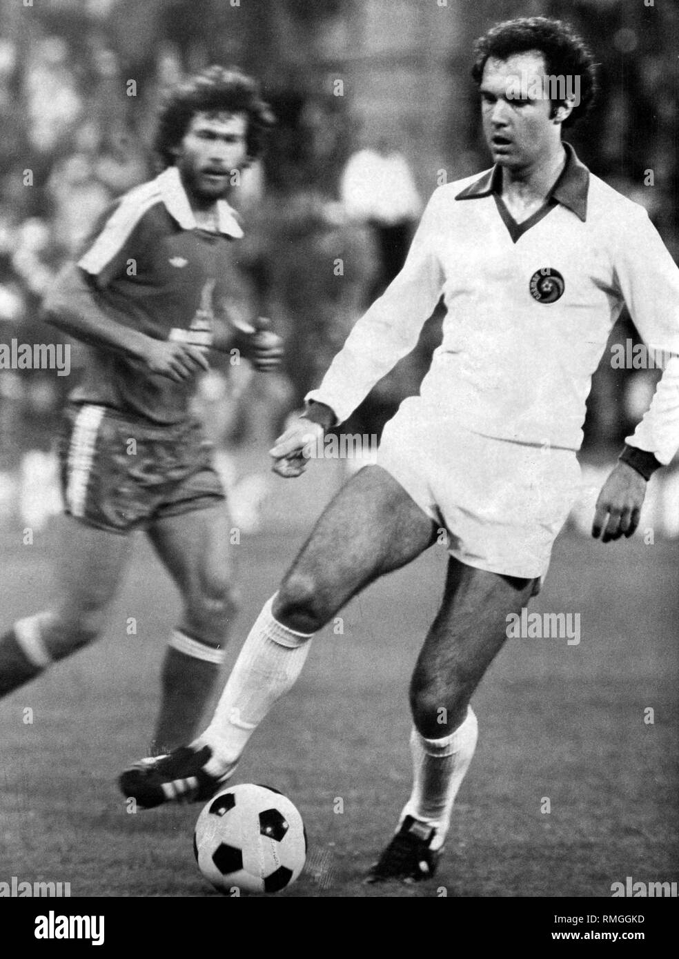 Bayern Munich - New York Cosmos : 7 1. Dans l'avant-plan est Franz Beckenbauer en action. Dans l'arrière-plan, Paul Breitner. Banque D'Images
