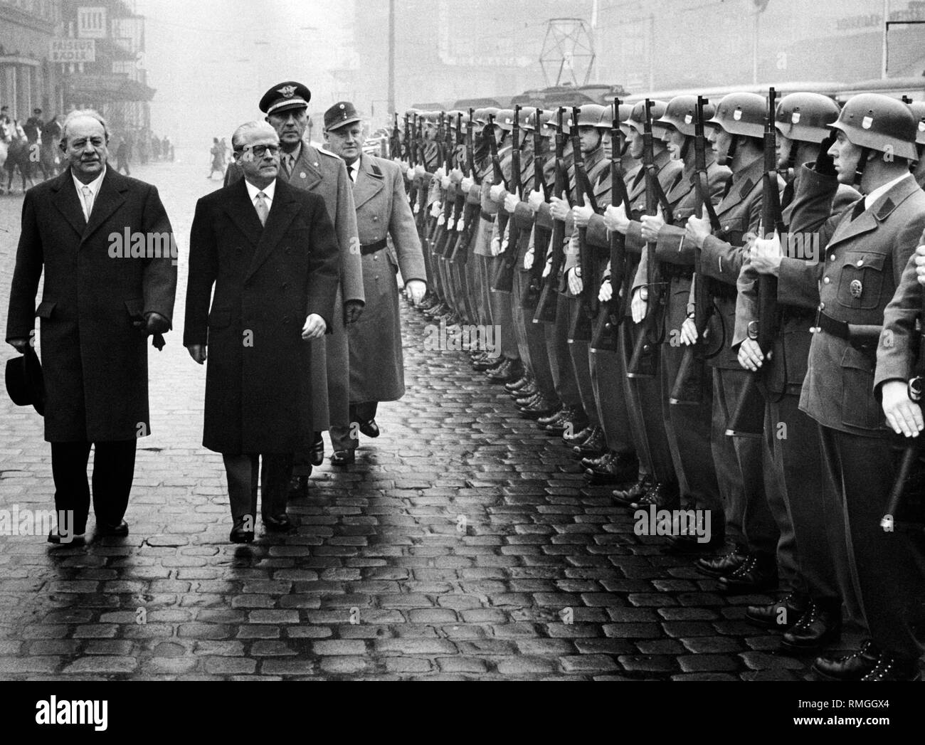 Cette photo montre Wilhelm (Nikon P7000 l.), le Premier Ministre bavarois, Giovanni Gronchi (à droite), Président de l'Italie, derrière lui : le Colonel Alberto Roda et derrière : Le Colonel Josef refondre, premier président de la Bavière, la police anti-émeute. À l'occasion de la visite d'état de Gronchi, en Bavière, a lieu une réception avec les honneurs militaires. Banque D'Images