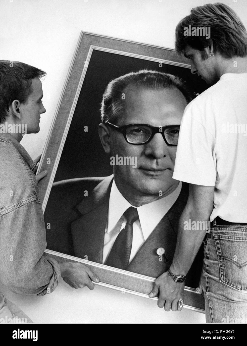 Un portrait de Honecker est sorti d'un bureau quelconque. Banque D'Images