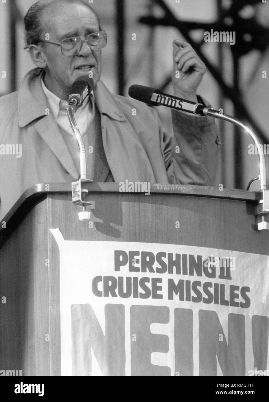 Titulaire d'Heinrich Boell la conférence d'ouverture lors d'un rassemblement contre la double décision de l'OTAN à Bonn. Banque D'Images