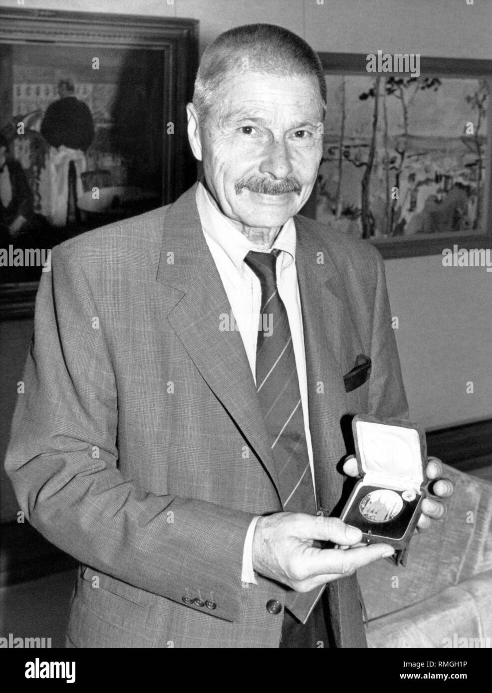 L'acteur Rolf Boysen est décerné la médaille "uenchen leuchtet" (Munich brille) par le maire de Munich Georg Kronawitter (droite). Banque D'Images