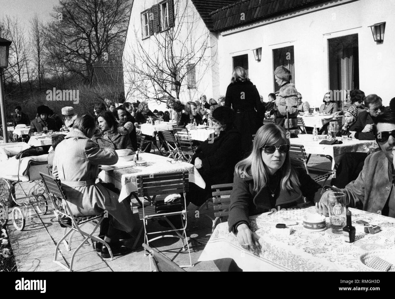 De nombreux invités s'asseoir sur la terrasse bien exposée de l'Aumeister jardin de bière dans le Jardin Anglais de Munich. Banque D'Images