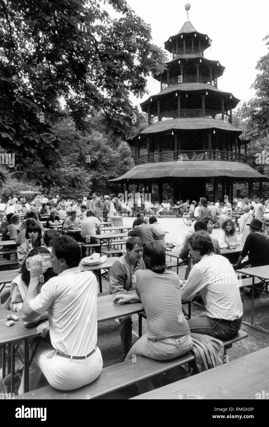 Beaucoup de gens s'asseoir dans le café en plein air à la Tour Chinoise dans l'Englischer Garten à Munich. Banque D'Images
