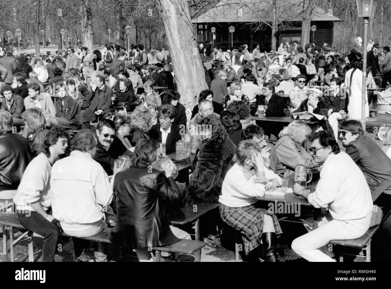 Au printemps beaucoup de gens sont assis dans le café en plein air à la Tour Chinoise dans l'Englischer Garten à Munich. Banque D'Images