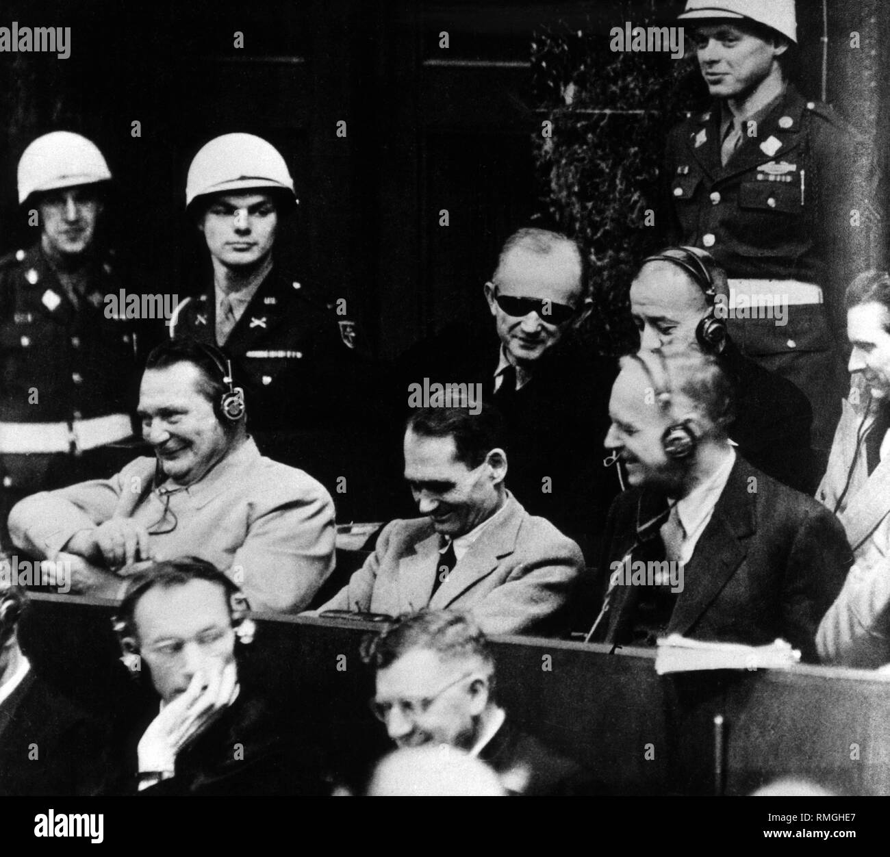 L'accusé "grand criminel de guerre" le Reichsmarschall Hermann Goering, ancien député de Hitler, Rudolf Hess, l'ancien ministre des Affaires étrangères du Reich, Joachim von Ribbentrop (1re rangée de gauche) rire d'une erreur de traduction de l'interprète. Derrière eux dans la deuxième rangée à partir de la gauche : l'ancien grand amiral Karl Doenitz, un ancien commandant en chef de la Marine, Grand Amiral Erich Raeder, l'ancien leader de la jeunesse du Reich Reich, Gauleiter et Gouverneur de Vienne Baldur von Schirach. Banque D'Images