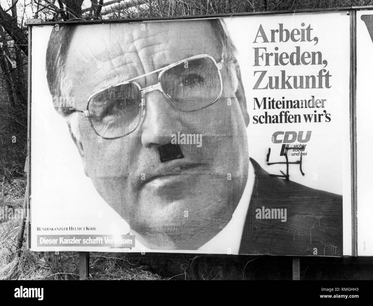 Cette affiche électorale de la CDU, avec son candidat de chancelier Helmut Kohl et le travail, la paix, l'avenir, nous pouvons le faire ensemble", a été peint avec croix gammée et Hitler's beard. Banque D'Images