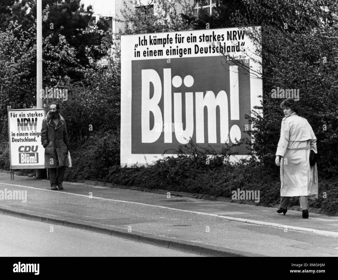 Deux affiches électorales Bluems de Norbert, le principal candidat de la CDU pour les élections de l'état de Rhénanie du Nord-Westphalie sur 12.5.1985. Au milieu, une grande affiche avec l'inscription "Je lutte pour une forte NRW dans un propre de l'Allemagne. - Norbert Bleum'. Y compris les "Bleum !à côté, un peu plus petite affiche 'pour un strong NRW dans un propre de l'Allemagne. -CDU, Bleum !'. Ici le mot "NRW' est rayé aux couleurs de l'Allemand drapeau national. En face de ces affiches sont deux passants. Banque D'Images