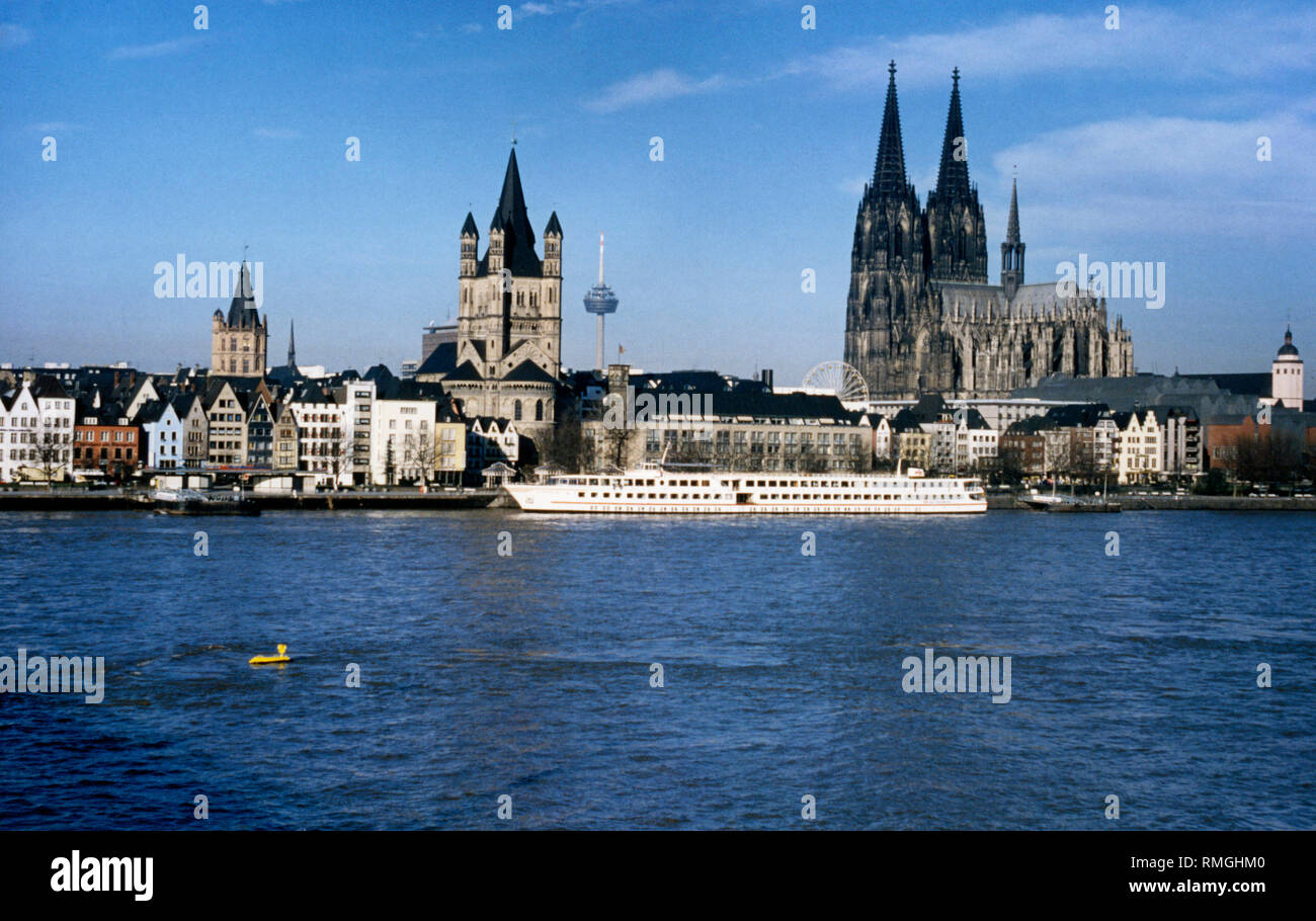 Vue de la banque du Rhin à Cologne. Les grands bâtiments de gauche à droite : la Mairie, l'église St-Martin, la tour de télécommunications de Cologne et la cathédrale. Sur la rive est un navire à passagers. Photo non datée. Banque D'Images