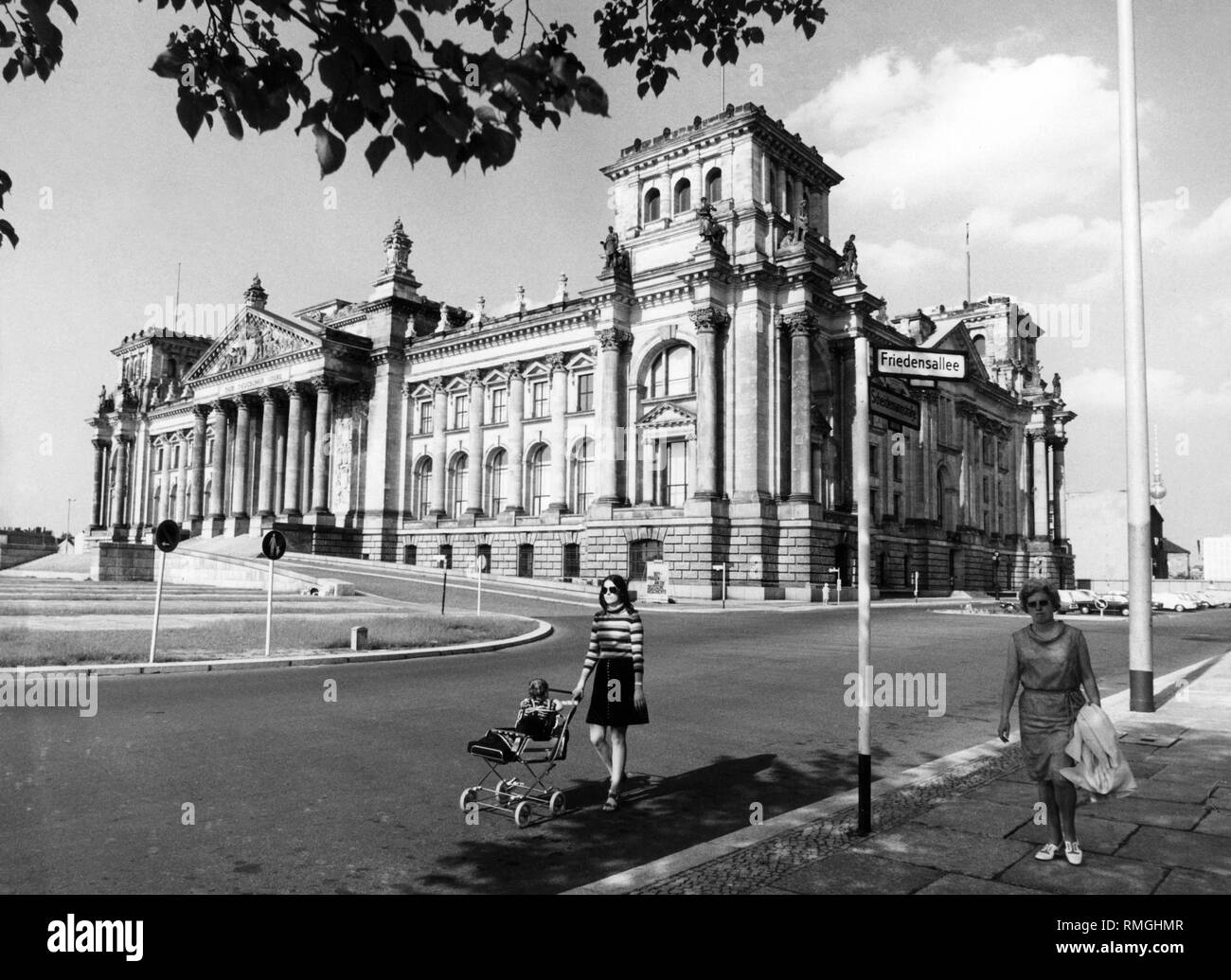 Le bâtiment du Reichstag sur l'Friedensallee. En face du bâtiment du Reichstag, une affiche fait la promotion d'une exposition sur l'histoire de l'Allemagne dans le bâtiment du Reichstag. Cette exposition porte le titre '1871 - Fragen an die deutsche Geschichte' ('1871 - Questions sur l'histoire de l'Allemagne'). L'architecte Paul Baumgarten restauré le Reichstag jusqu'en 1973. À cette époque, l'utilisation de l'immeuble n'était pas encore clair. Le Reichstag a été construit en 1884 dans le style de la Haute Renaissance italienne avec des éléments de la Renaissance allemande et la décoration néo-baroque. Une nouveauté a été la construction du dôme en verre et Banque D'Images