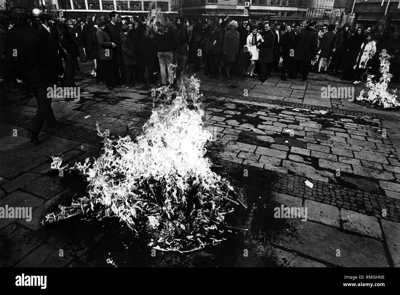 DKP partisans brûler mort avis importants, les projets d'actes d'accusation et la police de convoquer sur Kennedy Platz à Berlin. Banque D'Images