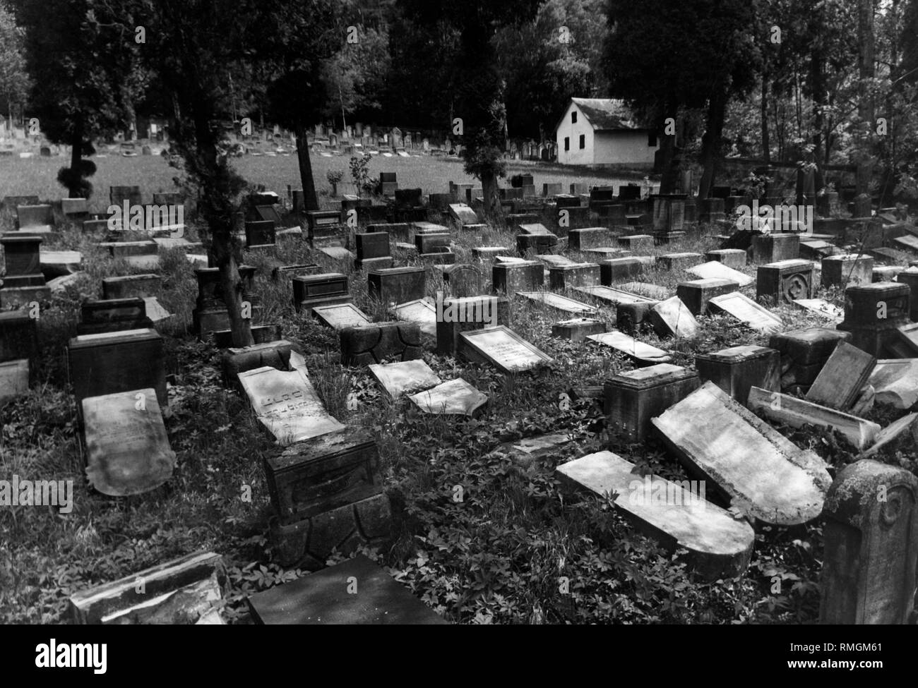 Tombes dans le cimetière juif de Burgkunstadt en Haute-franconie. Le cimetière a été créé à la fin du 16e siècle et est l'un des plus grands en Bavière. Banque D'Images