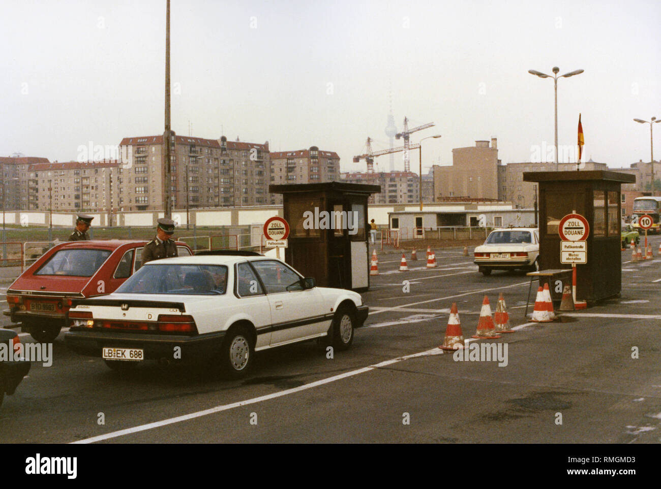 Les gardes-frontière de l'Allemagne de l'ouest-allemand de contrôle des véhicules à la frontière provisoire corssing sur Potsdamer Platz. Le contrôle des frontières ont été pris fin avant la réunification, le 1 juillet. Banque D'Images