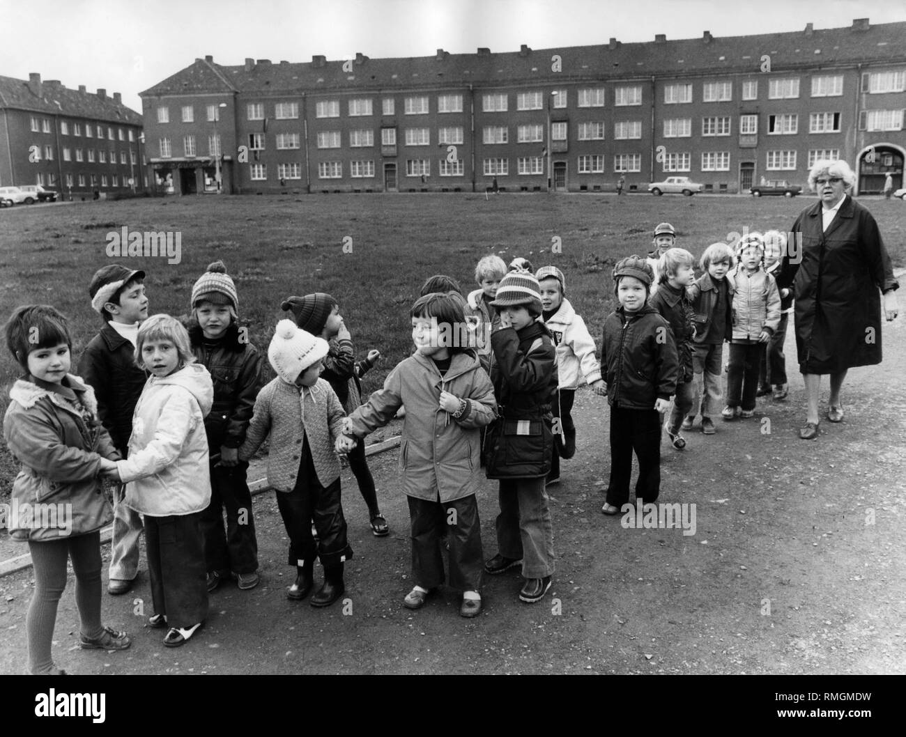 Une enseignante d'école maternelle prend une sortie avec les enfants d'une garderie à Nordhausen, ici sur le marché. Photo non datée. Banque D'Images