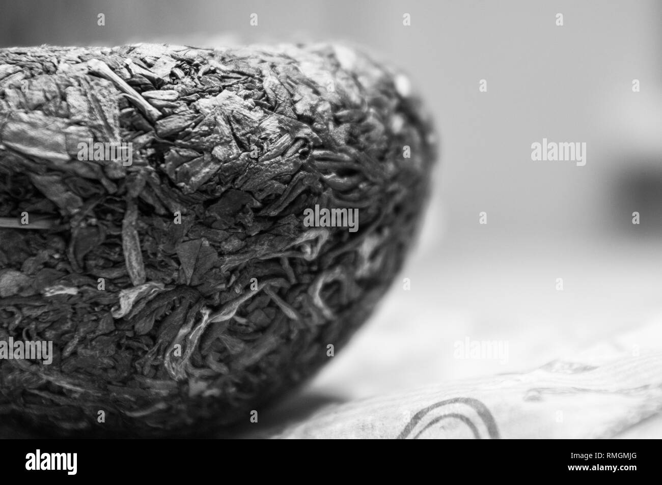 Appuyé sur le thé Puer chinois du papier d'emballage, Close up, macro Banque D'Images