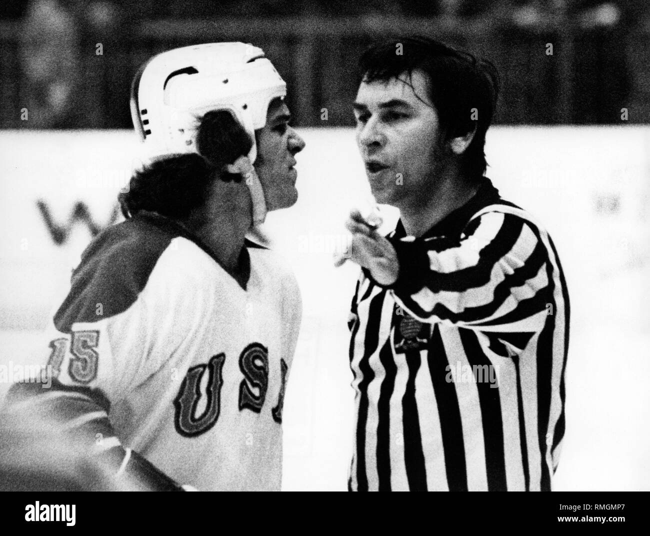 Le hockey sur glace arbitre Josef Kompalla envoie Mike Polich hors glace au Championnat du Monde de Hockey sur glace à Duesseldorf. Banque D'Images