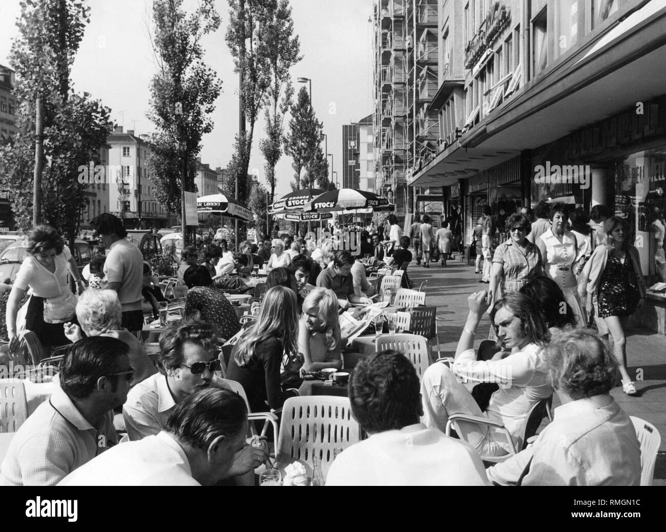 Invités dans un café de la rue Leopoldstrasse à Munich. (Photo non datée) Banque D'Images