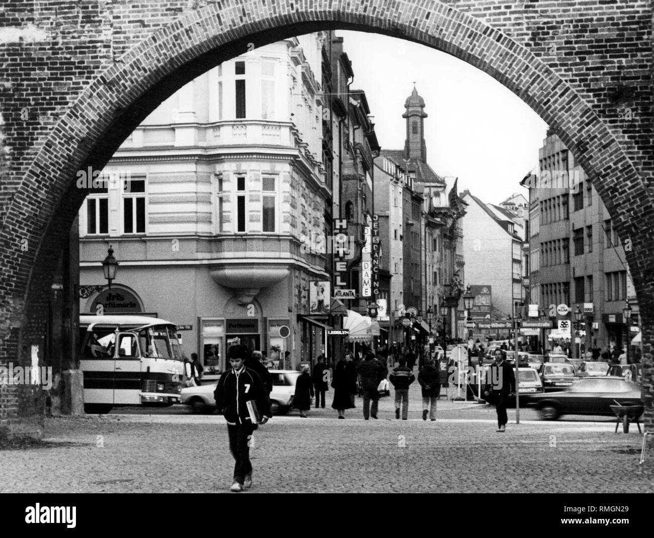 Vue à travers la Sendlinger Tor dans Sendlinger Strasse. Banque D'Images