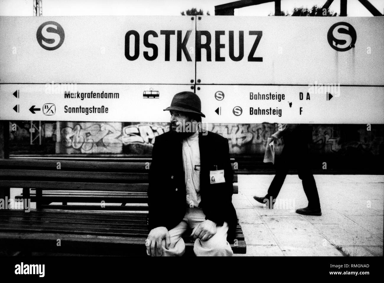 Passager en attente à la station de S-Bahn Ostkreuz. Banque D'Images