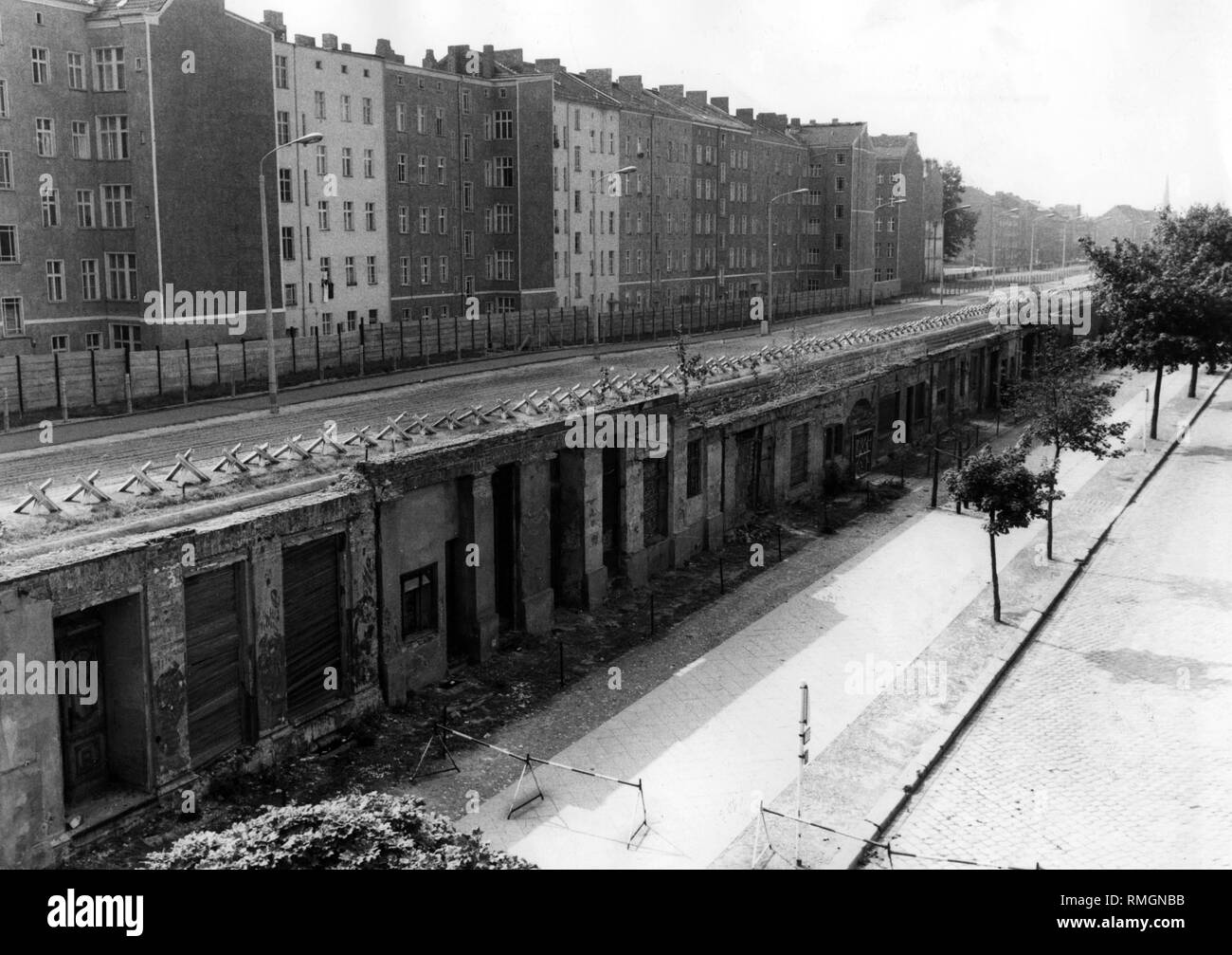 Vue depuis l'ouest de Berlin (avant) sur les bandes et la mort des immeubles de Berlin Est. Banque D'Images