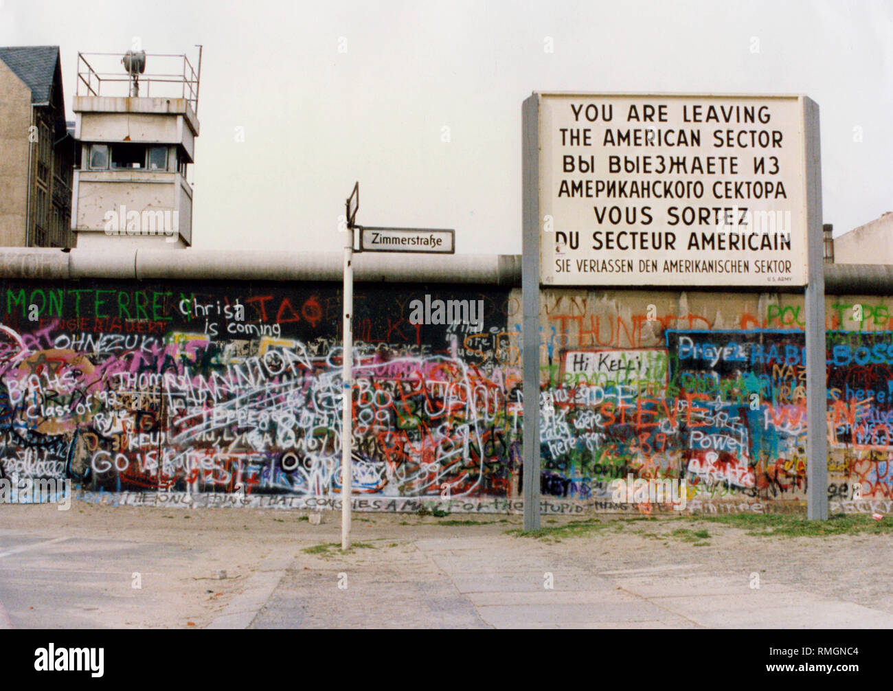 Panneau d'avertissement trilingue sur la frontière du secteur ('Vous quittez le secteur américain", mur de graffiti et de guet à Berlin. Banque D'Images