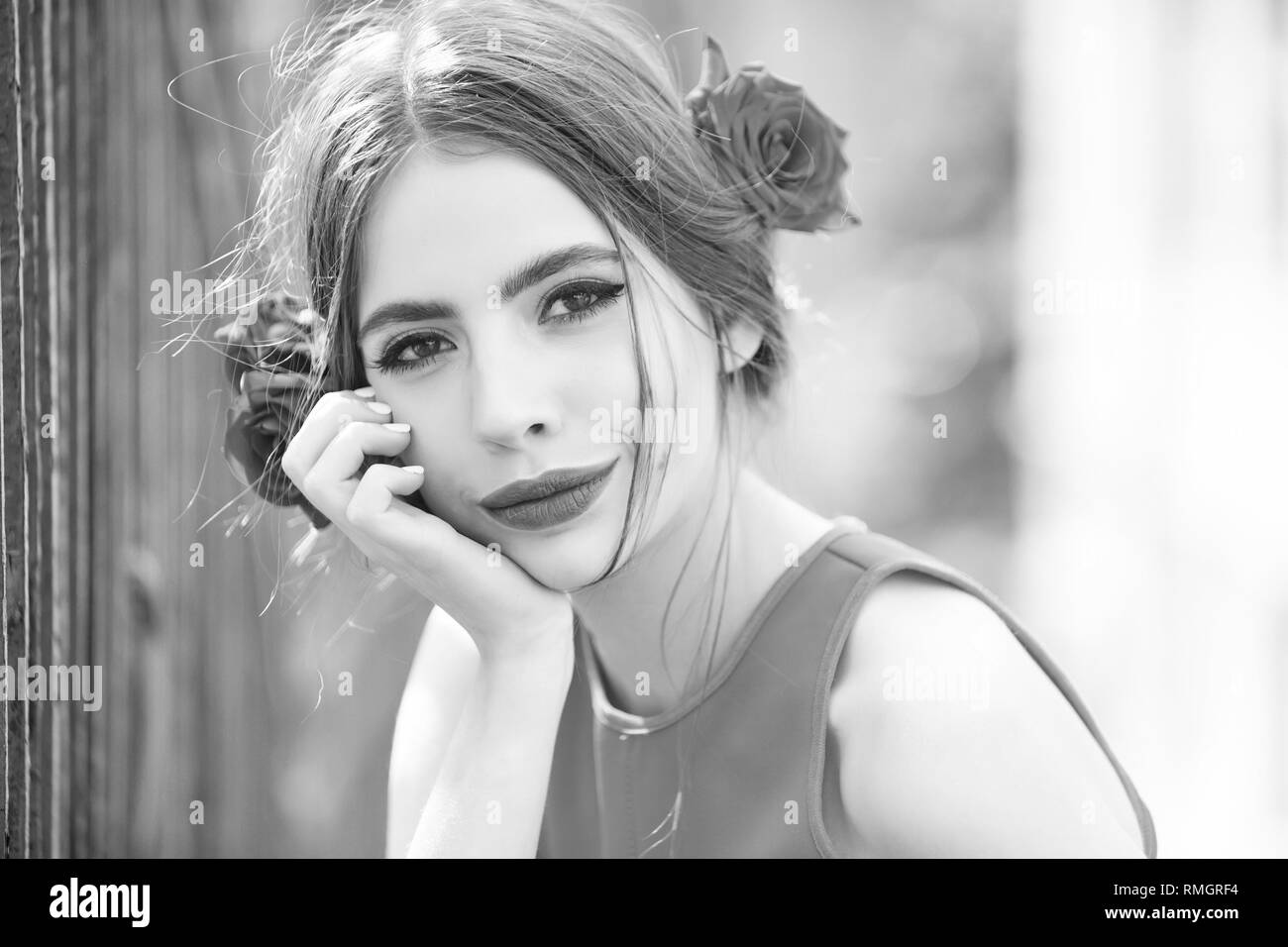 Jolie fille avec des lèvres rouges et roses dans les cheveux Banque D'Images