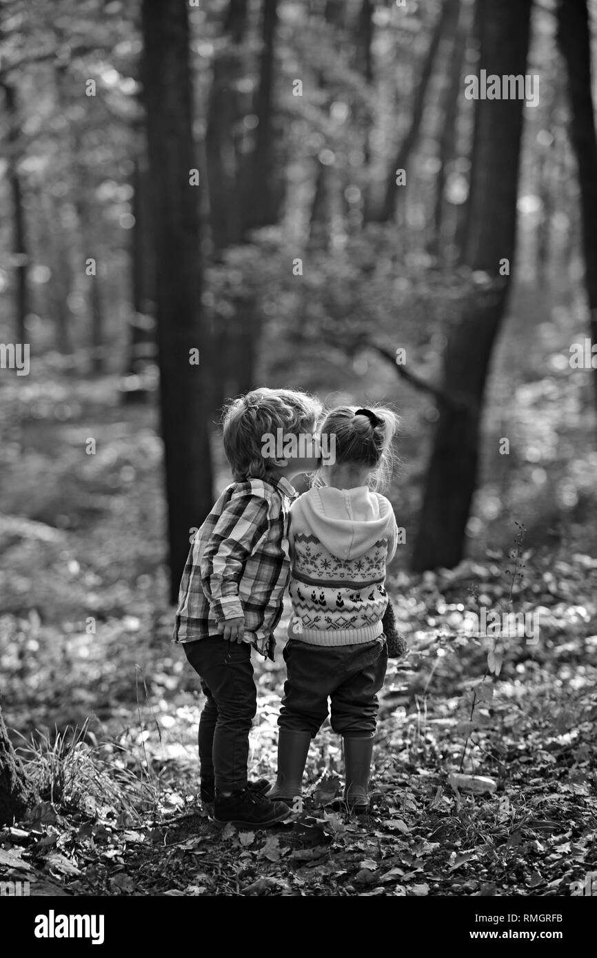 Famille Amour Et Confiance Petit Garcon Petite Fille Kiss Ami En Foret D Automne Kiss Frere Soeur Avec Amour Dans Les Bois Valentines Day Concept L Enfance Photo Stock Alamy Famille Amour Et Confiance Petit Garcon Petite Fille Kiss Ami En Foret D Automne Kiss Frere Soeur Avec Amour Dans Les Bois Valentines Day Concept L Enfance Photo Stock Alamy
