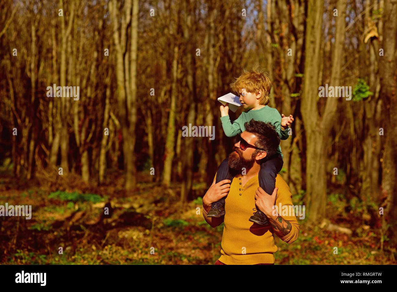 Le plaisir est un chemin de joie. Père donner peu de plaisir dans le dos de l'enfant parc. Père et fils passent du temps ensemble. Banque D'Images