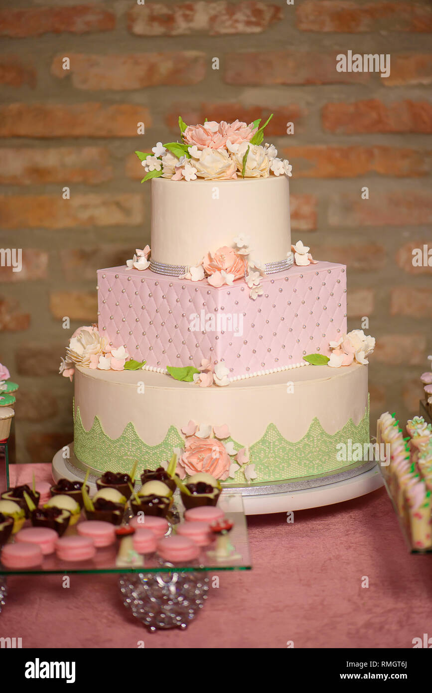 Trois Formes Differentes De Gateau A Plusieurs Niveaux D Evenements Officiels Mariages Ou Anniversaires Orne De Fleurs Et De Sucre A Glacer En Velours Et Bijoux Photo Stock Alamy Trois Formes Differentes De Gateau A Plusieurs Niveaux D Evenements Officiels Mariages Ou Anniversaires Orne De Fleurs Et De Sucre A Glacer En Velours Et Bijoux Photo Stock Alamy