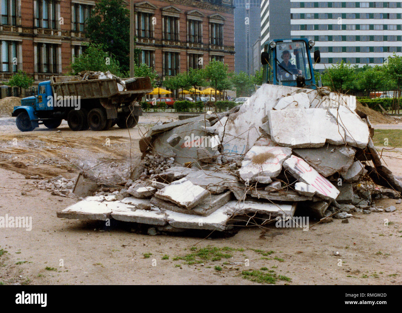 Le démantèlement systématique et complète les installations de la frontière à Berlin a commencé en juillet 1990. Ici, les vestiges du mur sur un godet de la chargeuse sur roues. Banque D'Images