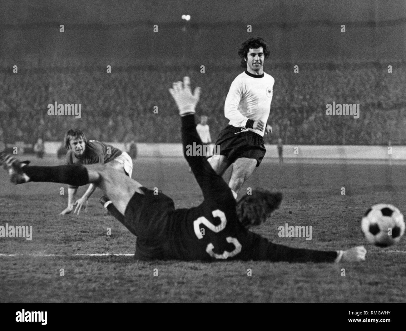 Gerd Mueller marque un but pour l'Allemagne contre la Tchécoslovaquie en 3 : 0 à Duesseldorf sur 28.03.1973 Banque D'Images