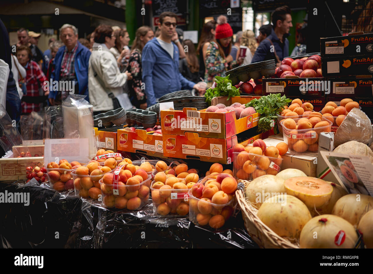 Londres, Royaume-Uni - juin 2018. Les fruits et légumes à la vente à un décrochage à Borough Market, un des plus vieux et plus grand marché alimentaire de Londres. Banque D'Images