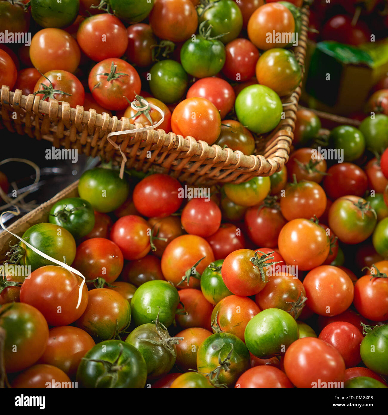 Rouge et vert bio tomates cerise dans des paniers en bois en vente sur un  étal de marché fermier local. Format carré Photo Stock - Alamy