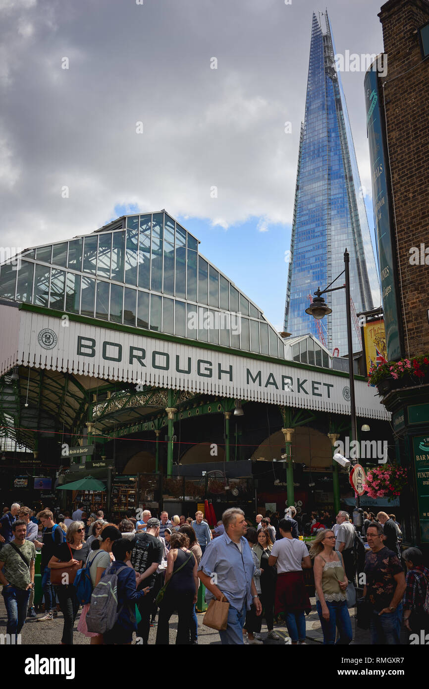 Londres, Royaume-Uni - juin 2018. Les touristes et les restaurants locaux et le shopping à Borough Market, un des plus vieux et plus grand marché alimentaire de Londres. Banque D'Images